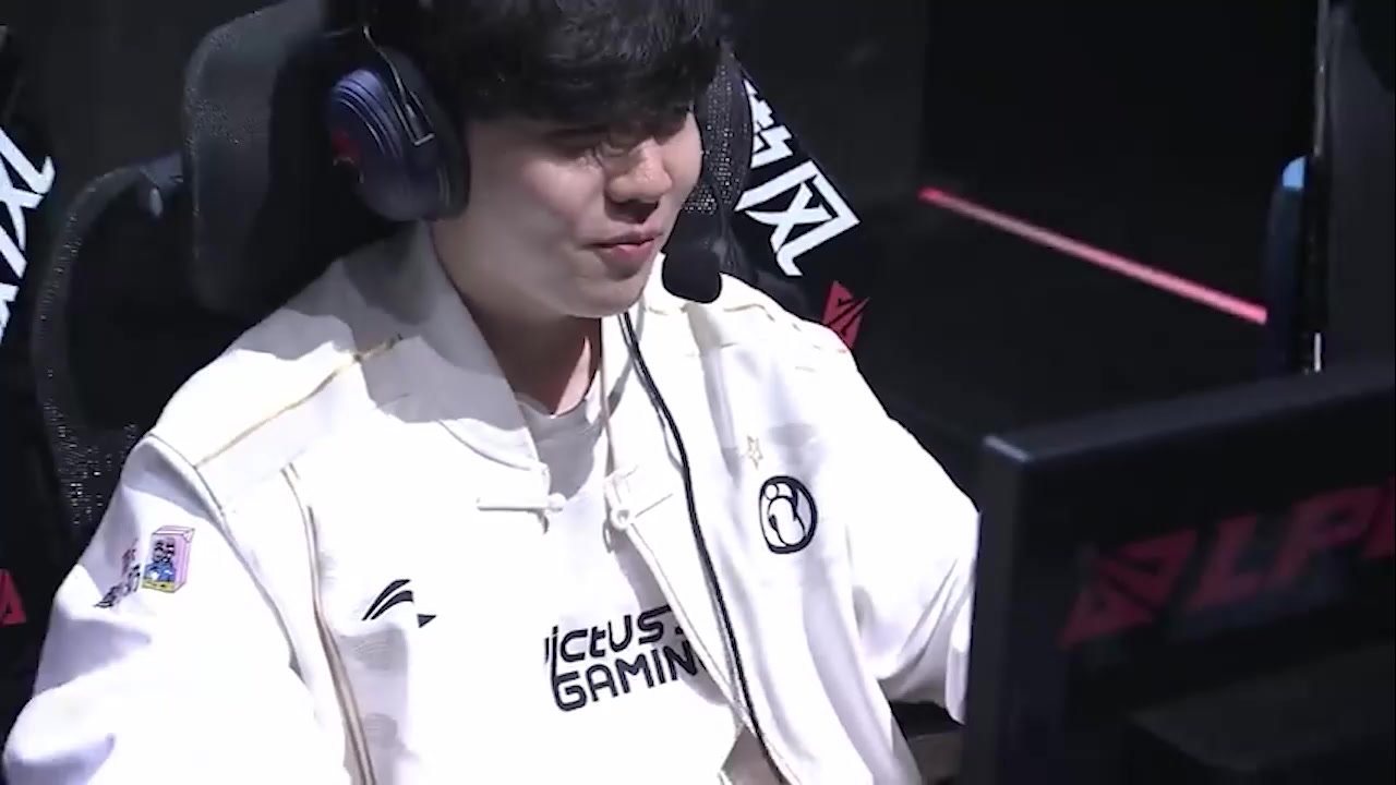 小丹倒水！Rookie口渴难耐 Meiko使唤Daeny去倒两杯水
